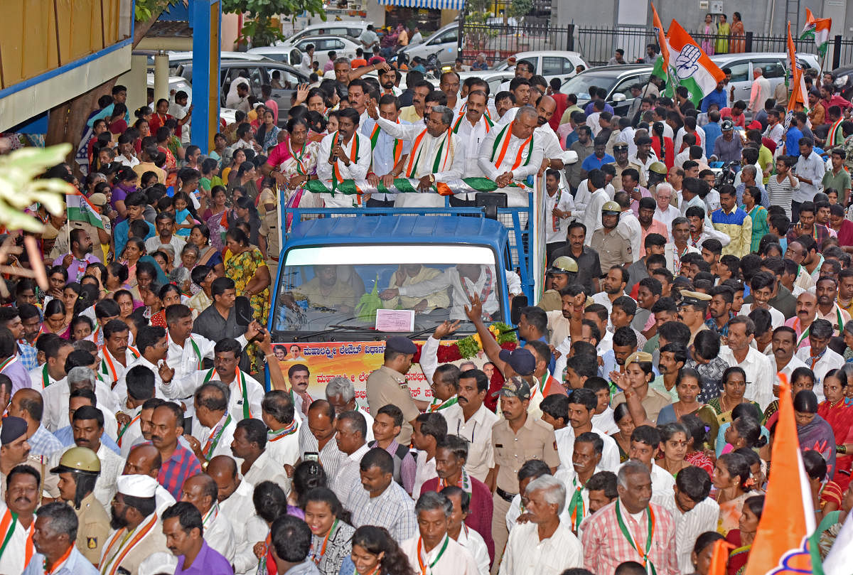 Leader of Opposition Siddaramaiah campaigns for M Shivaraj, the Congress candidate for Assembly bypolls from Mahalakshmi Layout constituency, at Kamala Nagar in Bengaluru on Friday. DH PHOTO