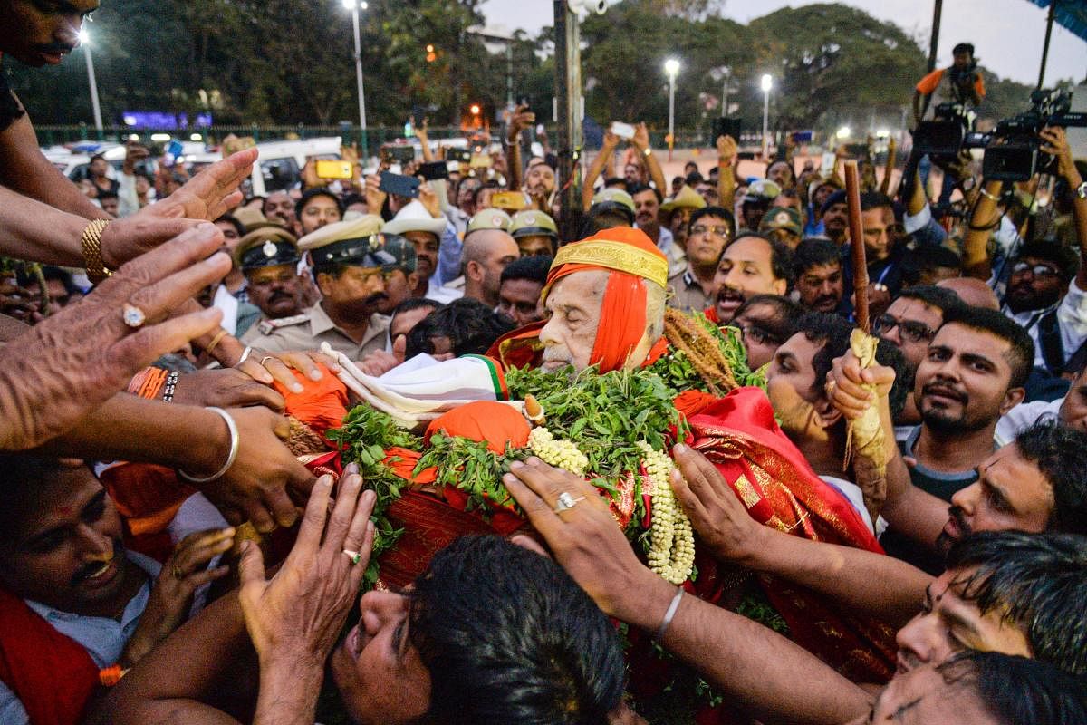 Bengaluru: Devotees and followers carry the mortal remains of Pejawar Mutt seer Vishwesha Teertha Swami ji,who passed away today morning, in Bengaluru, Sunday, Dec. 29, 2019. (PTI Photo/Shailendra Bhojak)(PTI12_29_2019_000146B)