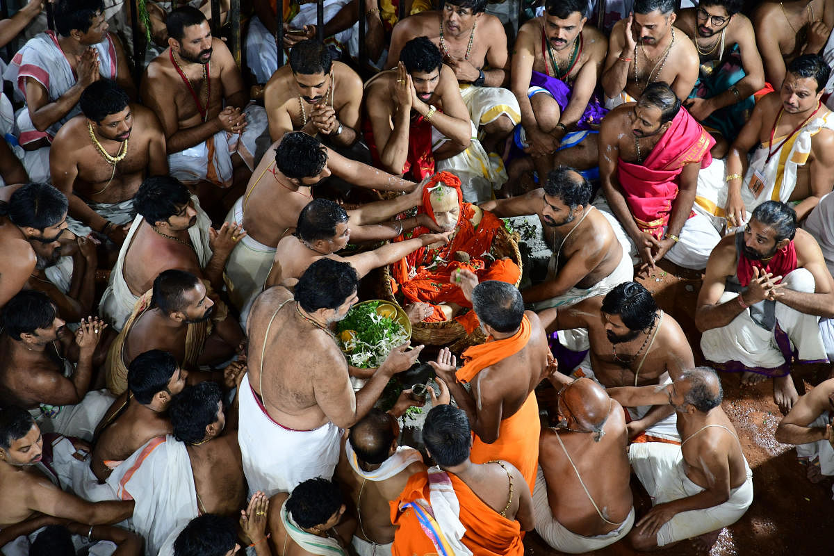 Pejawar seer Vishwesha Theertha swami being laid to rest by his devotees at Poornaprajna Vidyapeetha in Bengaluru on Sunday. special arrangement