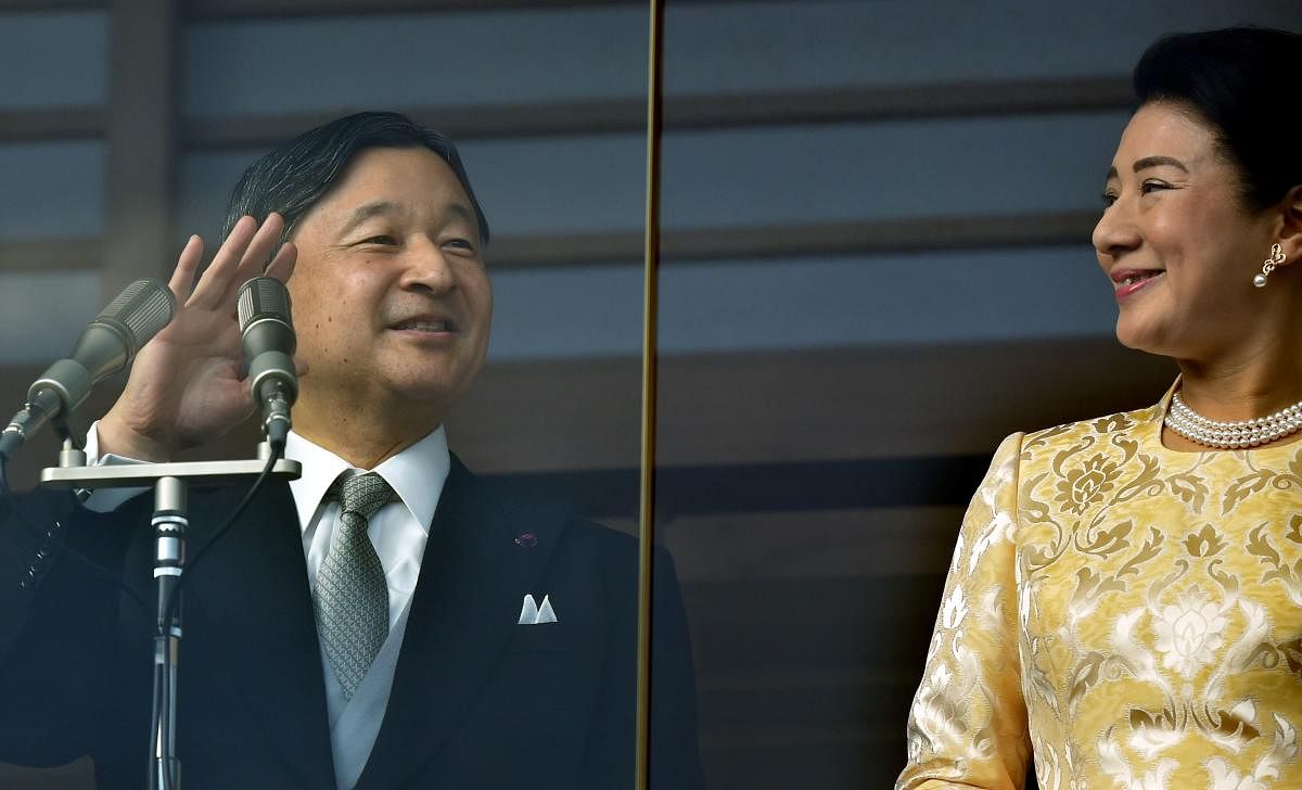 apan's Emperor Naruhito (L) waves to well-wishers next to Empress Masako during a New Year's greeting ceremony at the Imperial Palace in Tokyo. (AFP PHOTO)