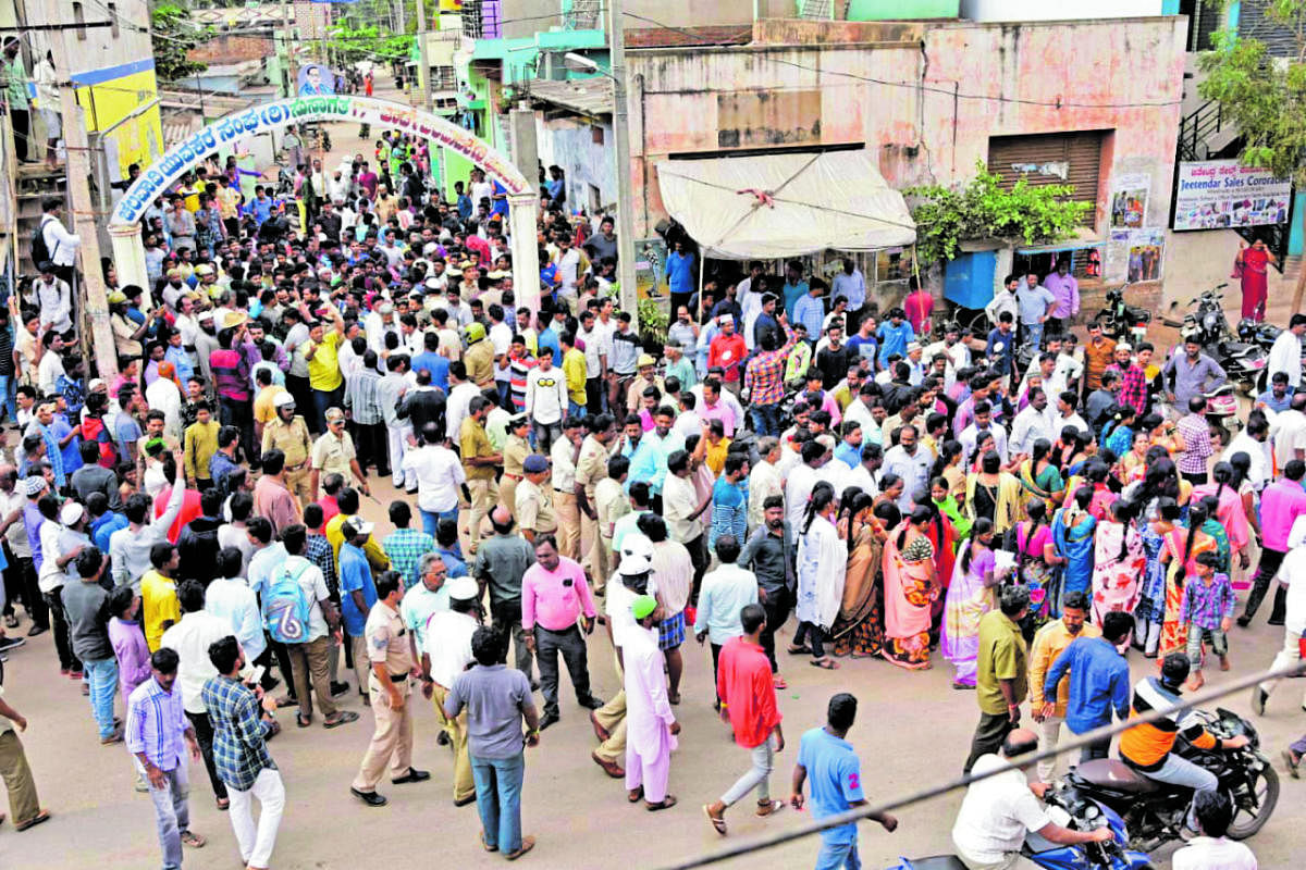 BJP workers abandon their awareness drive on Citizenship (Amendment) Act following opposition by people at Chalavadikeri in Hosapete on Monday. DH Photo