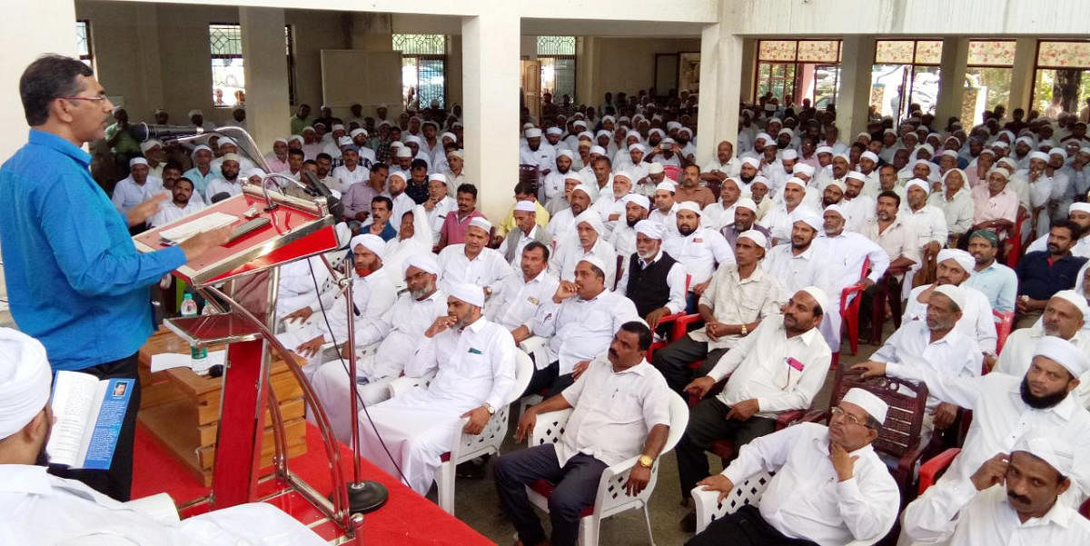 Prajavani Assistant Editor B M Haneef speaks at a seminar on CAA and related issues, in Kondangeri, Siddapura, on Tuesday.