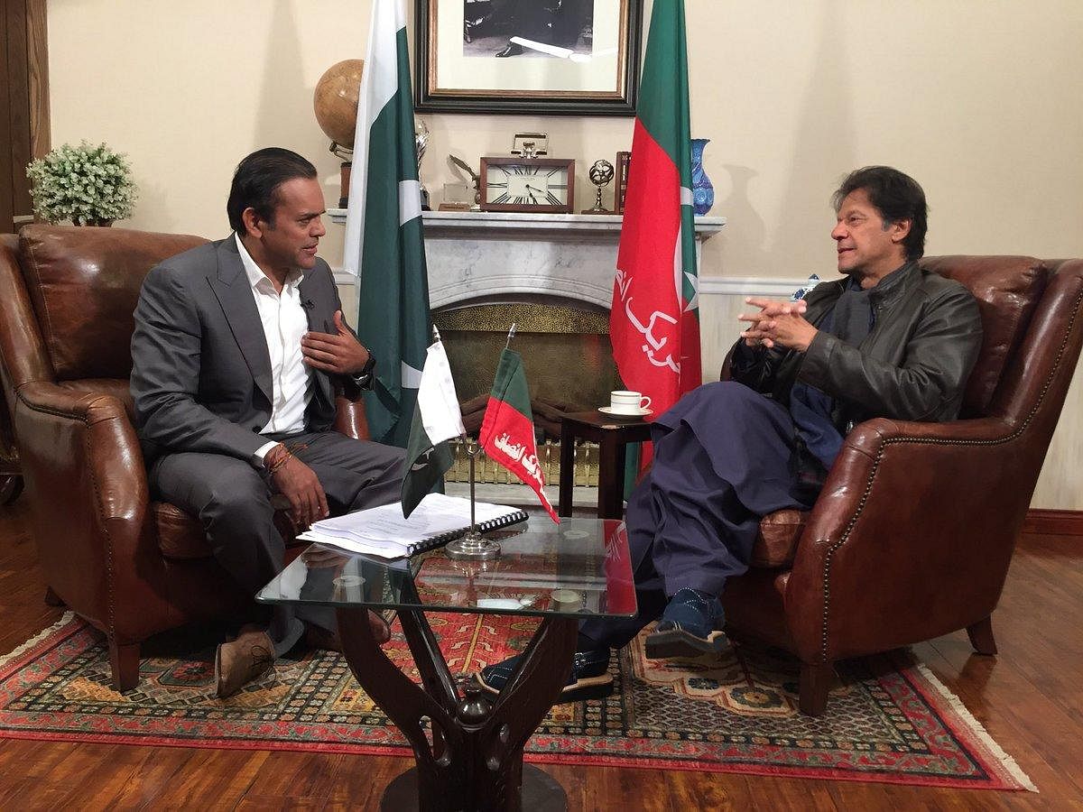 Kashif Abbasi, the anchor in question, with Pak PM Imran Khan (Twitter Image: @Kashifabbasiary)