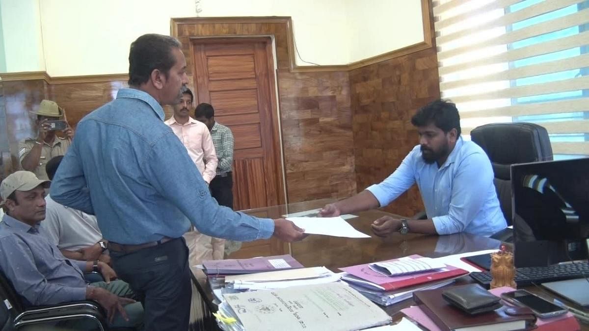 Members of Kaveri Sene submit a memorandum to DCF Prabhakaran at Madikeri Aranya Bhavana on Wednesday.