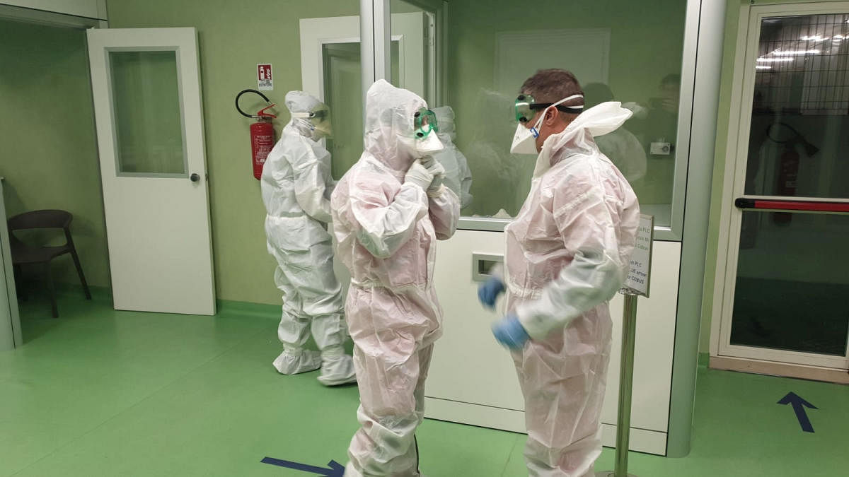 Medical personnel at Rome's Fiumicino airport prepare to check passengers arriving from China's Wuhan for signs of coronavirus in Rome, Italy, January 23, 2020. (Reuters Photo)