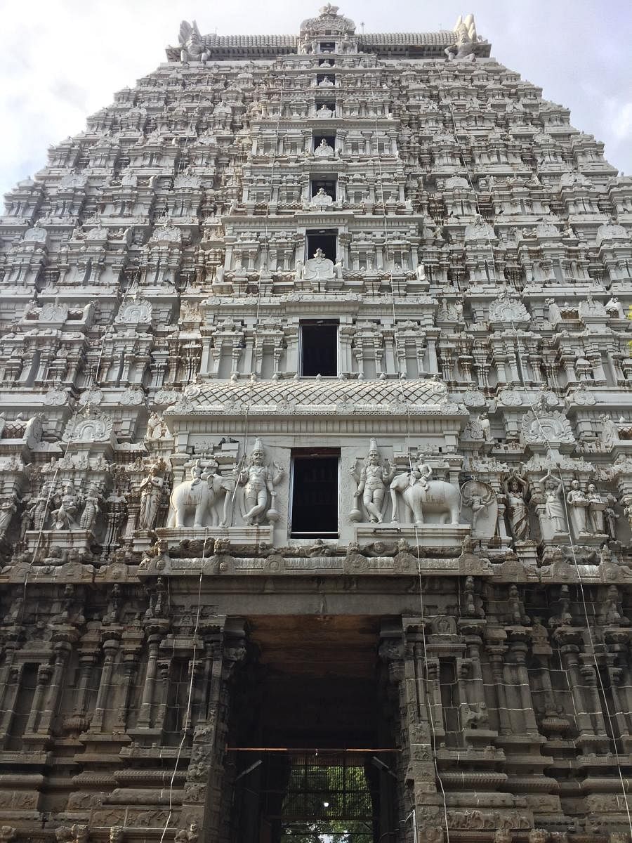 One of the tall ‘gopurams’ at the Arunachalesvara Temple. Photos by Author