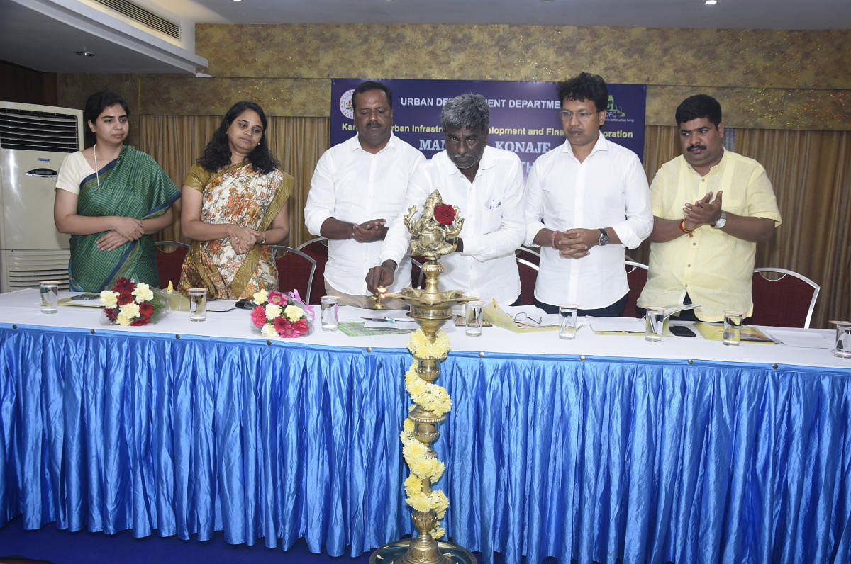 District In-charge Minister Kota Srinivas Poojary inaugurates a workshop with stakeholders on the proposed Manipal – Konaje knowledge and health corridor in Mangaluru on Friday.