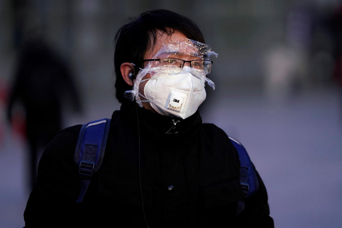 A passenger wearing a mask walks at the Shanghai railway station in China, as the country is hit by an outbreak of the novel coronavirus, February 9, 2020. (REUTERS Photo)