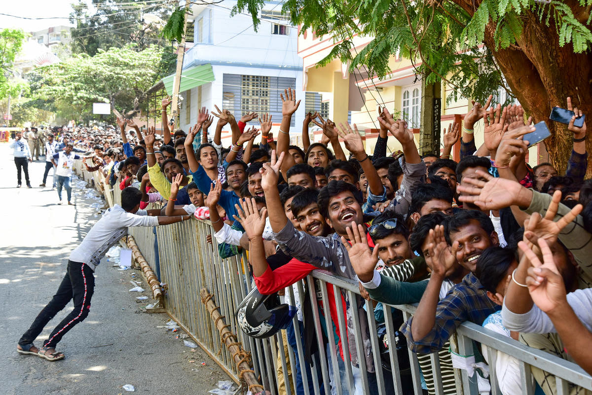 Scores of fans lined up to greet actor Darshan on his 43rd birthday near his home on Feb 16. DH PHOTO/IRSHAD MAHAMMAD
