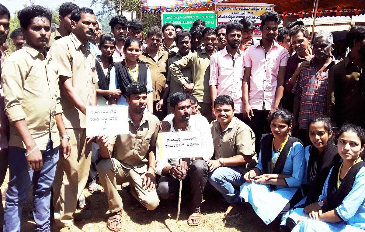 Employees of Sahakara Sarige and students stage a protest in front ofthe taluk office in Koppa on Monday. DH Photo