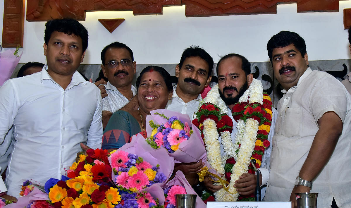 MLAs D Vedavyas Kamath and Dr Y Bharath Shetty greet newly elected Mayor Divakar and Deputy Mayor Janaki alias Vedavathi, at Council hall of Mangaluru City Corporation, in Mangaluru on Friday.DH Photo