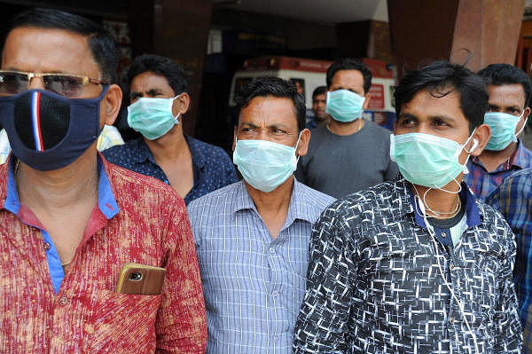 Passengers at Krantivira Sangolli Rayanna Bengaluru Railway Station in wake of COVID-19 outbreak in Bengaluru on Thursday. DH Photo/ Pushkar V