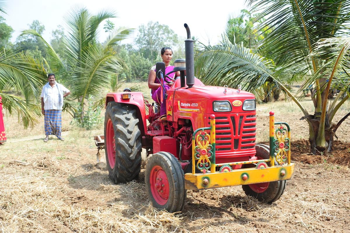 The women are trained to use gender-neutral, easy-to-use farm tools such as battery sprayer, pedal-operated thresher, dry-land weeder, power thresher cum winnower etc, which reduces farm drudgery, increases farm productivity and thereby their income.