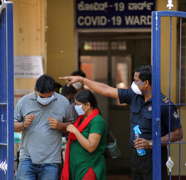 People seen at Rajiv Gandhi Institute of Chest Diseases’s COVID-19 ward in Bengaluru on Tuesday. DH Photo/ Pushkar V