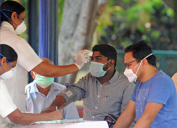 People seen at Rajiv Gandhi Institute of Chest Diseases’s COVID-19 ward in Bengaluru on Tuesday. (DH Photo/ Pushkar V)