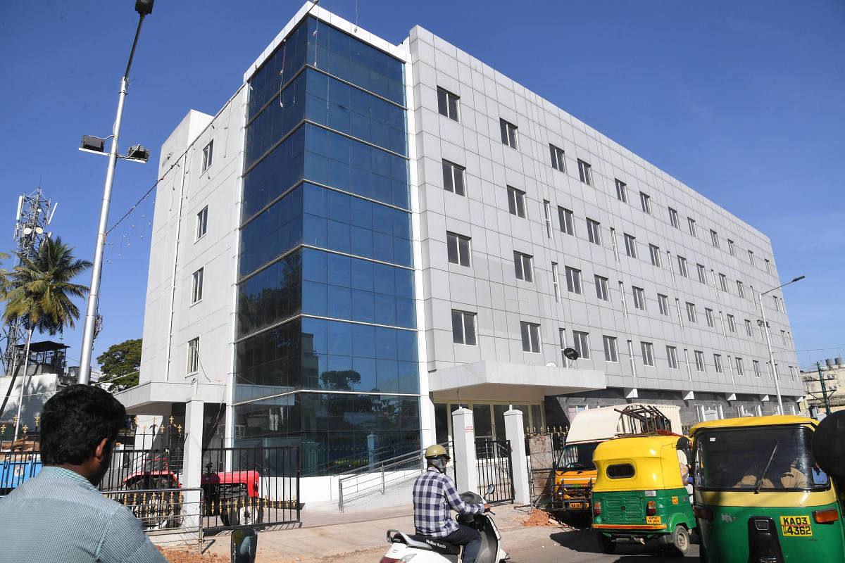 A new building identified for Covid-19 treatment at Broadway Road, Shivajinagar in Bengaluru. DH Photo/B H Shivakumar