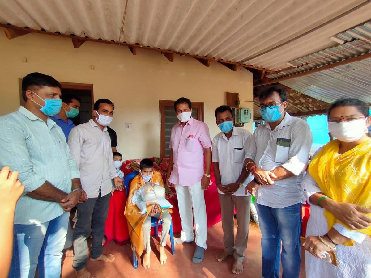 MLA Sanjeeva Matandoor felicitated Hukas, who had returned a golden finger ring found inside the food kit that was supplied to his house at Karmala in Puttur.