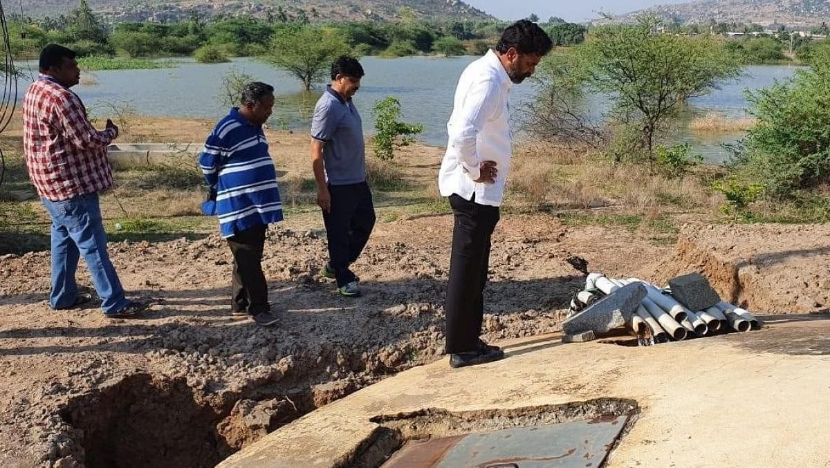  MP S Muniswamy inspects borwells at Maderahalli tank in Kolar on Wednesday.