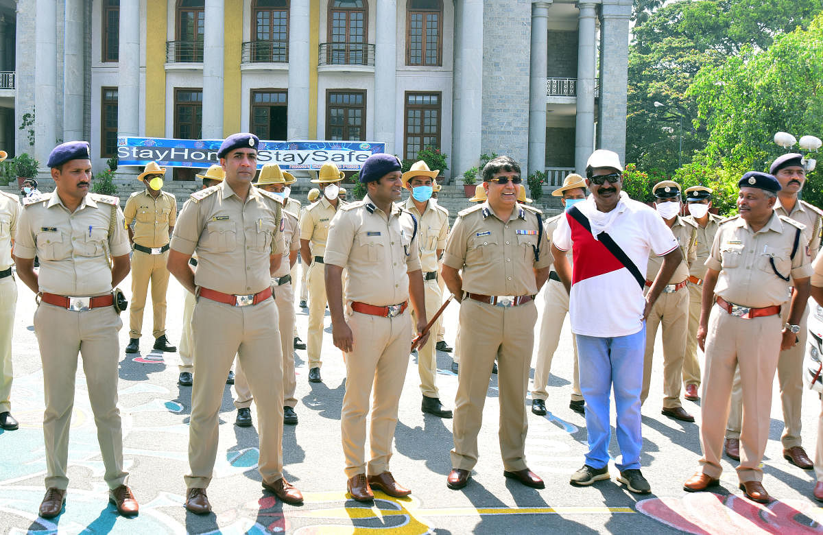Filmmaker Yogaraj Bhat, police chief Bhaskar Rao and other officers during the shooting of a documentary at Town Hall. DH PHOTO/ANUP RAGH T