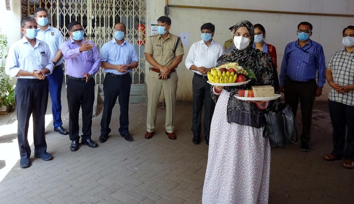 A pregnant woman from Bhatkal was given a traditional farewell with Udupi Mallige and sweets after she recovered from Covid-19 and was discharged from TMA Pai Hospital in Udupi.