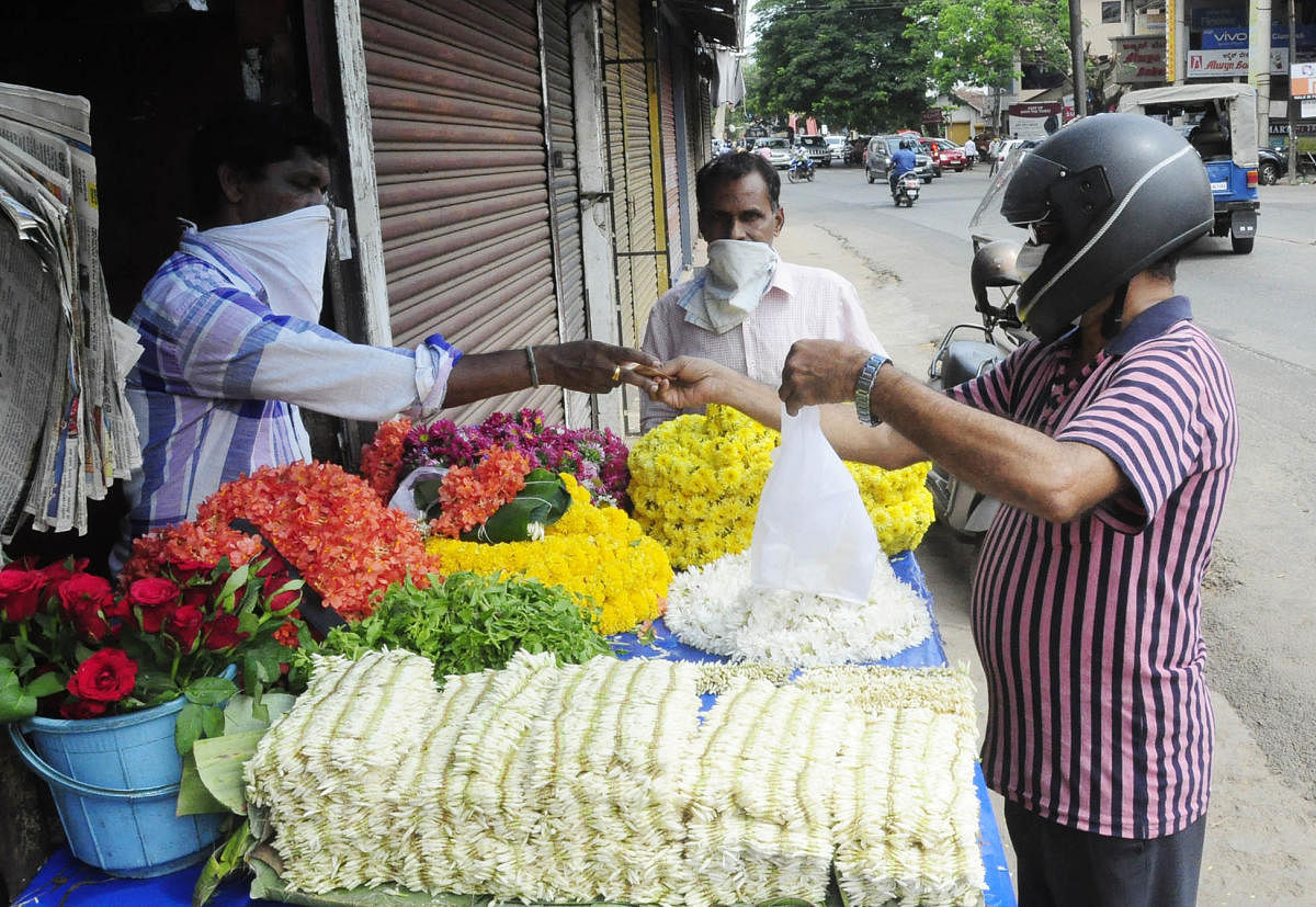 Customers purchase flowers from a shop in Udupi.DH Photo/Umesh Marpalli