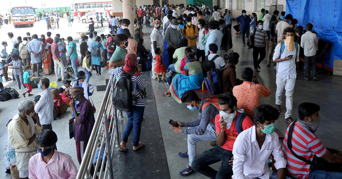 Hundreds of migrant workers headed for their home towns are stranded at the KSRTC bus stand in Majestic in Bengaluru on Saturday. DH Photo/Pushkar V