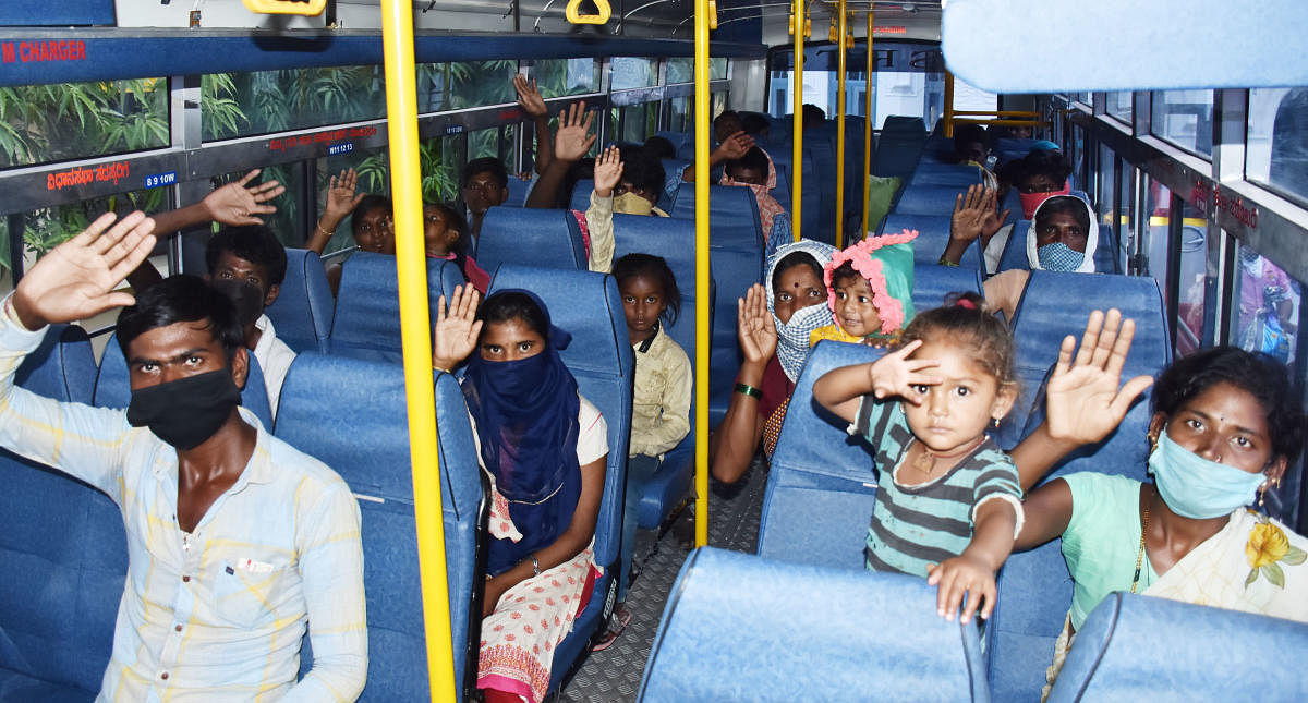 Migrant workers from Raichur and Yadgir districts leave Mysuru for their hometown by a KSRTC bus on Tuesday. DH Photo