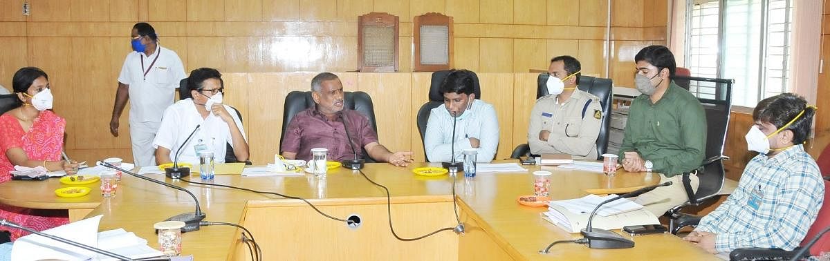 Minister J C Madhuswamy chaired a meeting in Tumakuru on Thursday. DH Photo.
