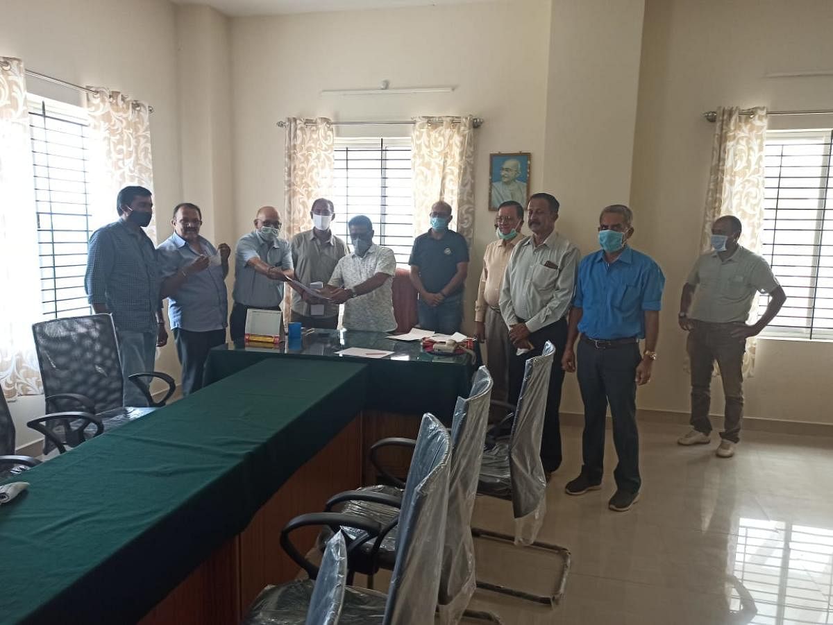 Members of Kodagu district Growers' Federation submit a memorandum to MLA Appachu Ranjan. DH Photo