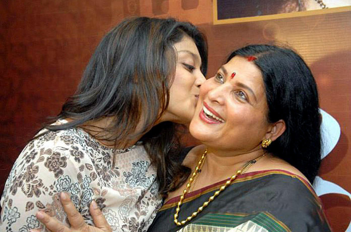 Soundarya with mother and actor Jayamala. DH file/Ranju P