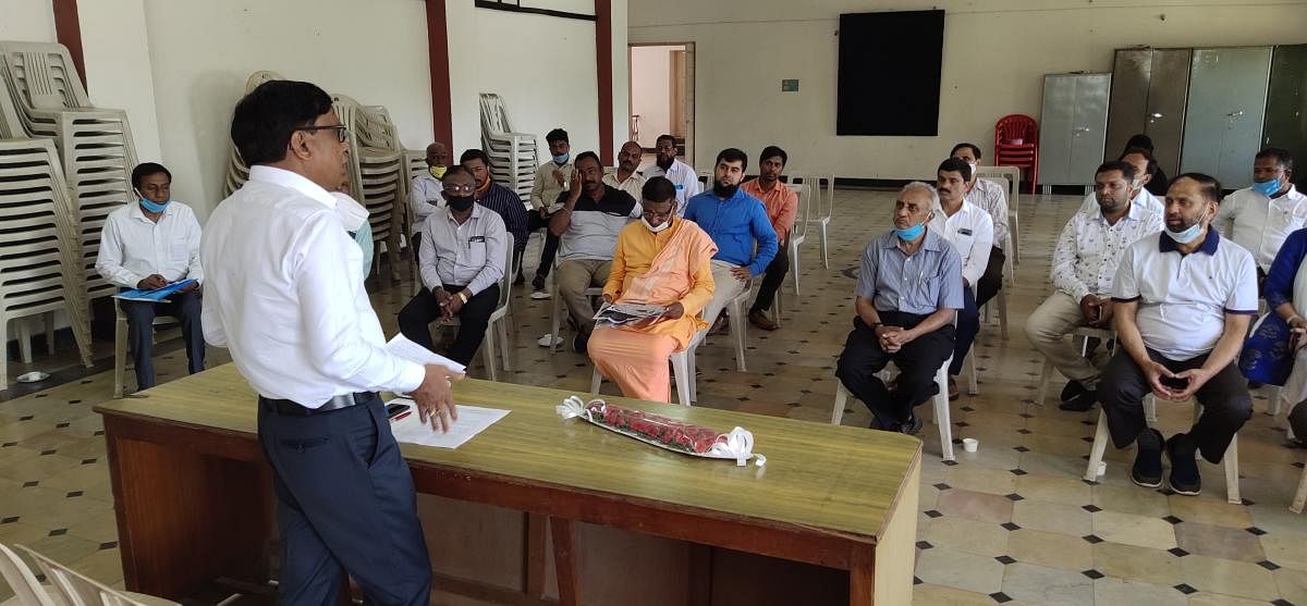 MLC S L Bhoje Gowda speaks at a meeting of headteachers of private schools in Chikkamagaluru.