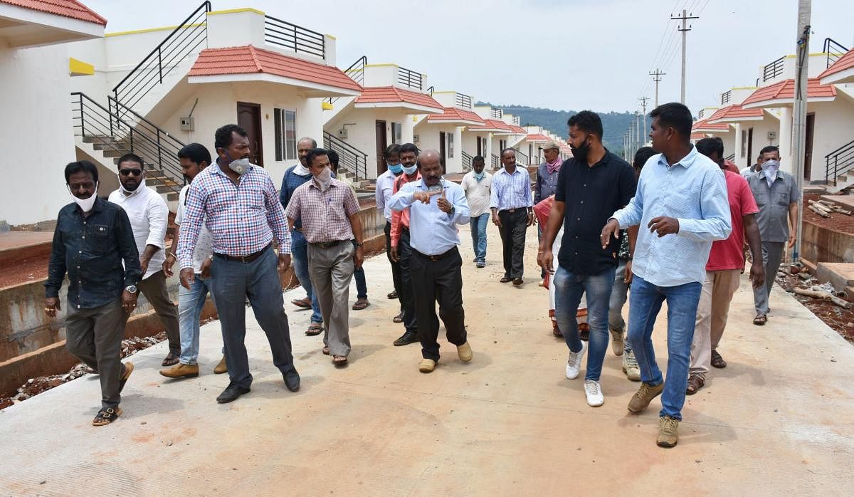 JD(S) leaders from Kodagu visited the rehabilitation site in Jamburu in Somwarpet on Saturday.