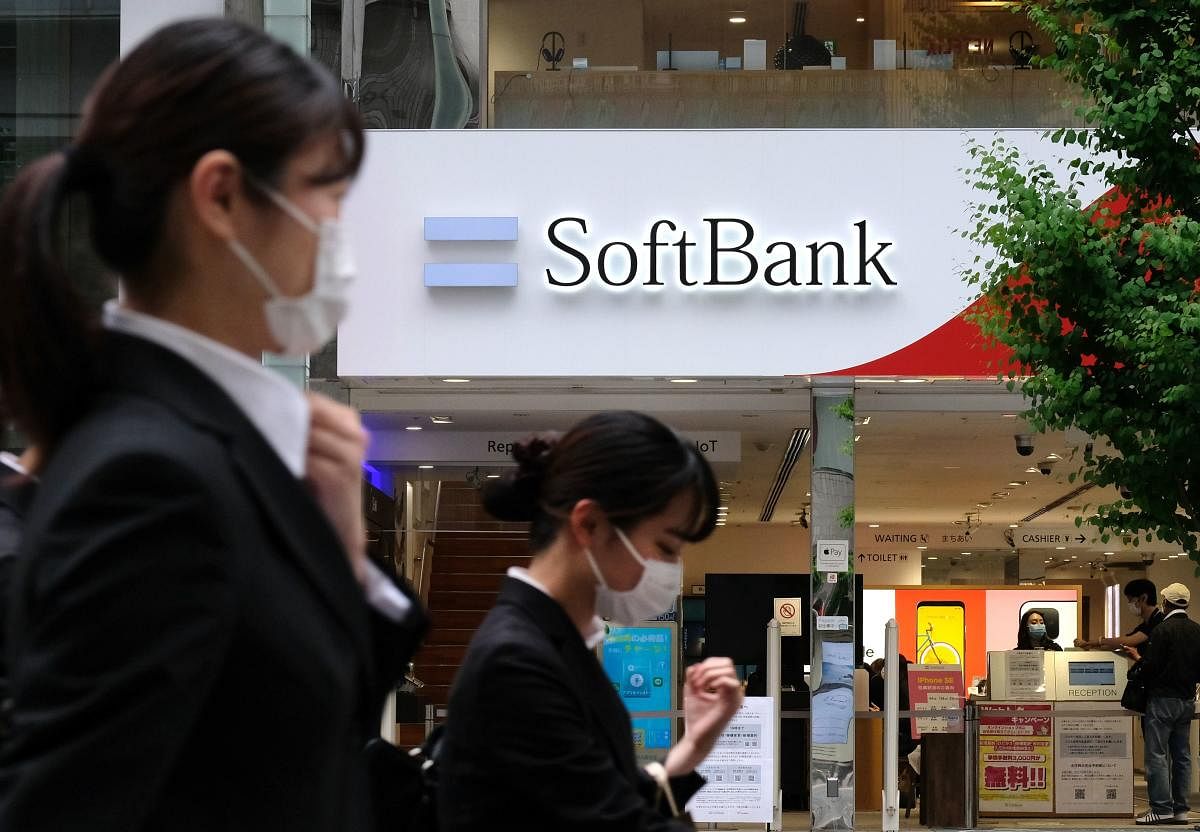 Japan's SoftBank mobile shop in Tokyo (Reuters Photo)