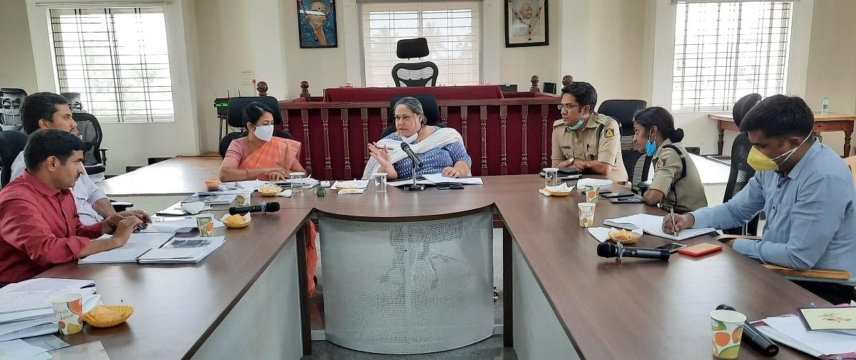 District in-charge secretary Uma Mahadevan chairs a meeting in Kolar on Monday. DH Photo