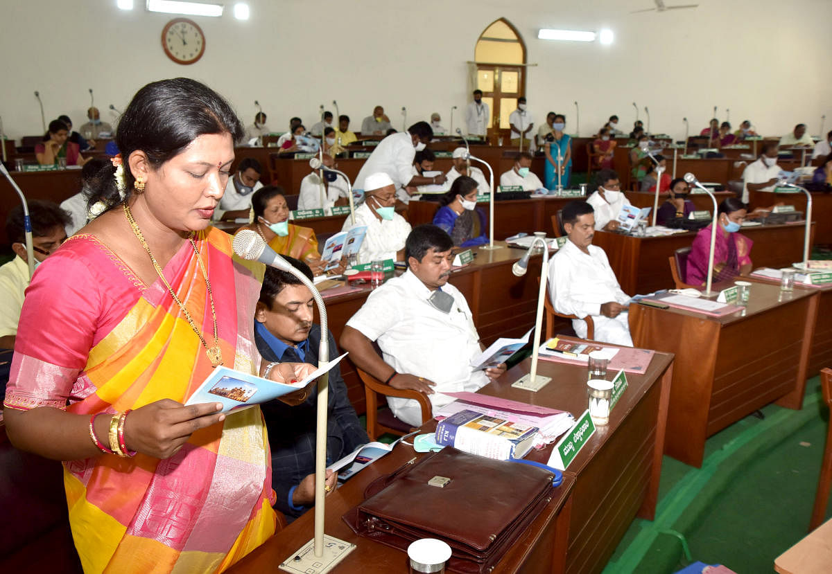 Chairperson of Tax, Finance and Appeals standing committee K Nirmala presents the budget at a general meeting, at Mysuru City Corporation in Mysuru on Monday. DH PHOTO