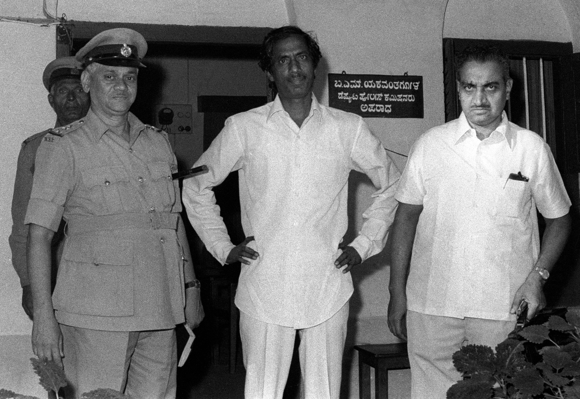 Haji Mastan Mirza (centre) in police custody on Sept. 18, 1974. He was arrested on smuggling charges by Bangalore police. Credit: DH Archives