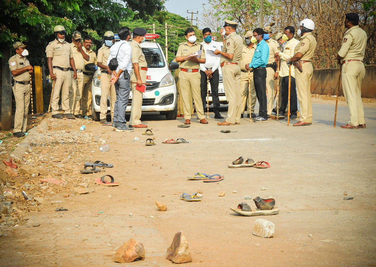 Policemen who tried to enforce lockdown orders on people who gathered for Friday prayers were attacked with stones in Hubballi. DH photo