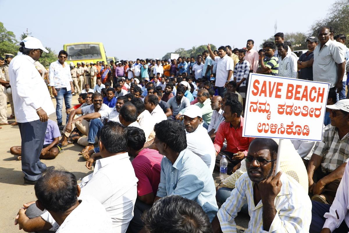 Fishing in coastal areas between Bhatkal and Karwar came to a halt on Tuesday while hundreds of workers in the fish market joined the protest, urging the government not to destroy their livelihood with port expansion. (DH Photo)