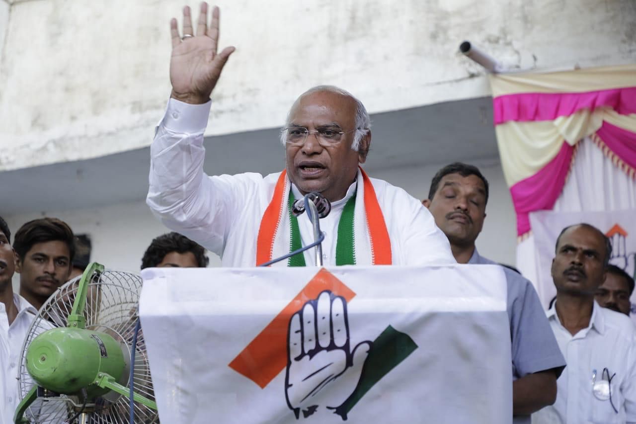  AICC general secretaries Venugopal and Kharge, who were to come to Mumbai, deferred their visit. Photo/Facebook (mallikarjunkharge)