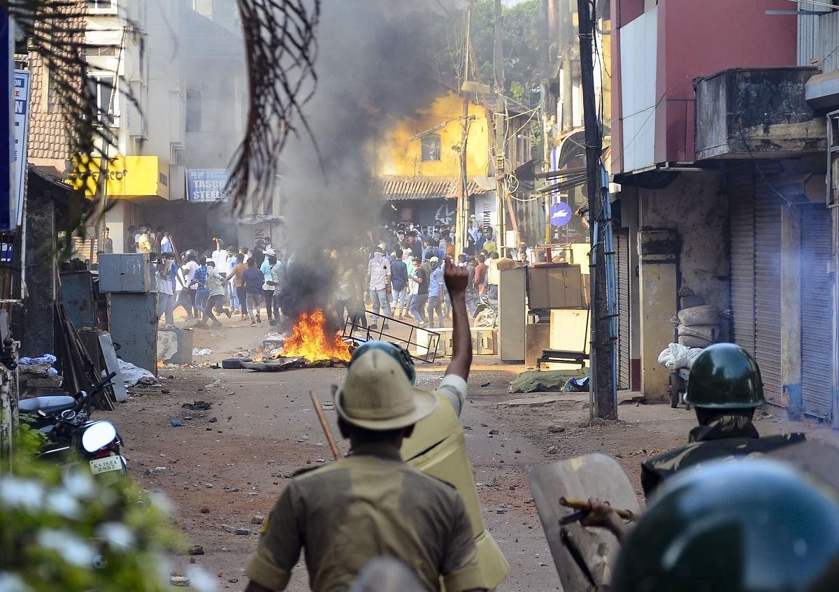 Police personnel pelt stones during their clash with the protestors participating in a rally against the amended Citizenship Act and NRC, in Mangaluru, Thursday, Dec. 19, 2019. Photo/PTI