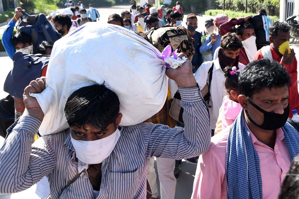 Migrant workers and their families (AFP Photo)