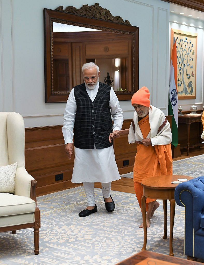 PM Modi and Pejawar seer Vishwesha Theertha. (Twitter @narendramodi)