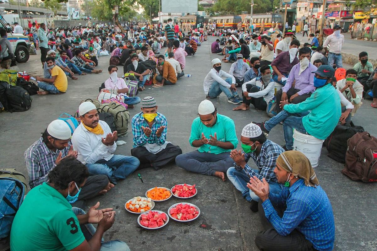  Migrants, waiting to board a train to Uttar Pradesh, break their Ramzan fast with an iftar meal just after sunset (PTI Photo)