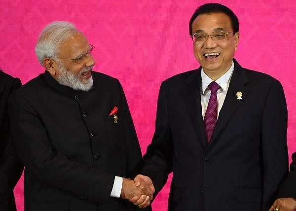Prime Minister Narendra Modi (L) shakes hands with China's Premier Li Keqiang during the 3rd Regional Comprehensive Economic Partnership (RCEP) Summit in Bangkok. (AFP photo)