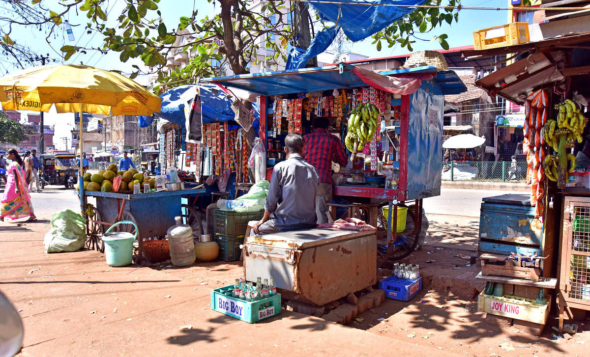 Street vendors (DH Photo)