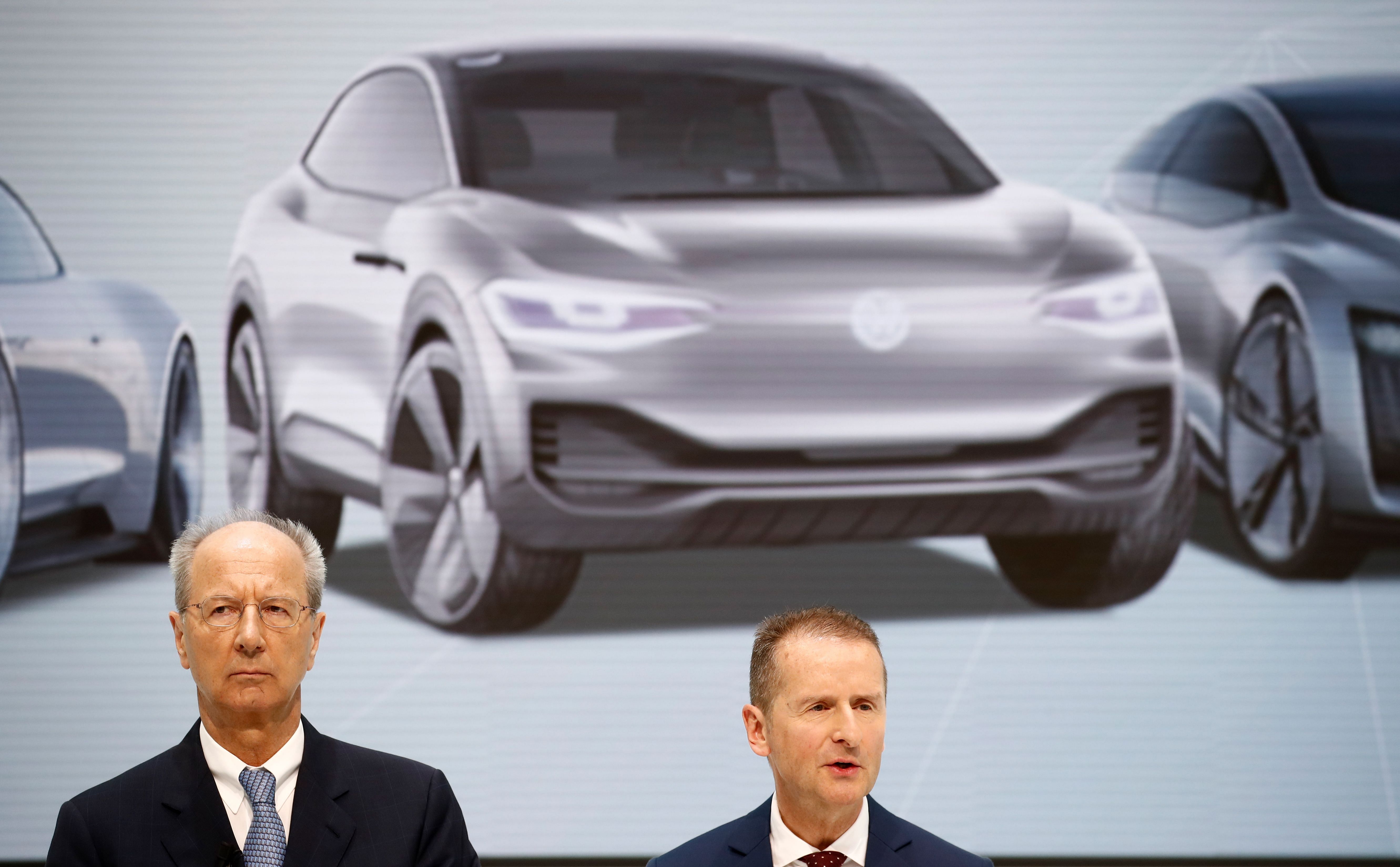 CEO of German car maker Volkswagen (VW) Herbert Diess (R) and VW supervisory board chairman Hans Dieter Poetsch giving a press conference at the company's headquarters in Wolfsburg, central Germany (AFP photo)