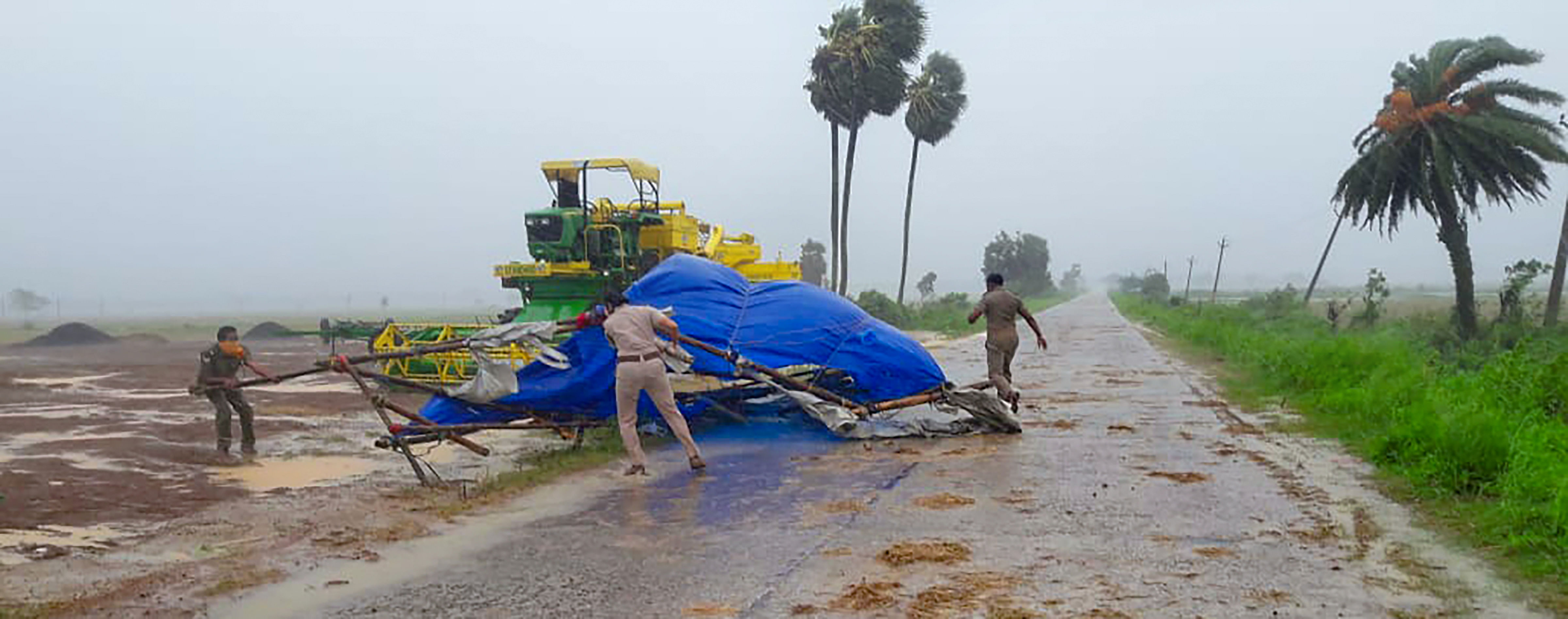 South and North 24 Parganas will witness a lull as the eye of cyclone passes through, but heavy rains, strong winds will resume in the next 30 minutes. (Credit: PTI Photo)