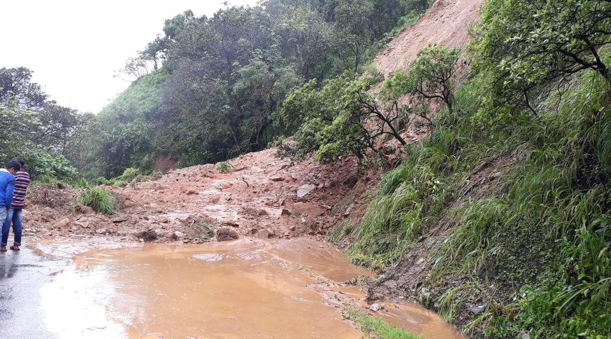 Landslide near Malayamarutha on Charmadi Ghat has blocked movement of vehicles. DH Photo