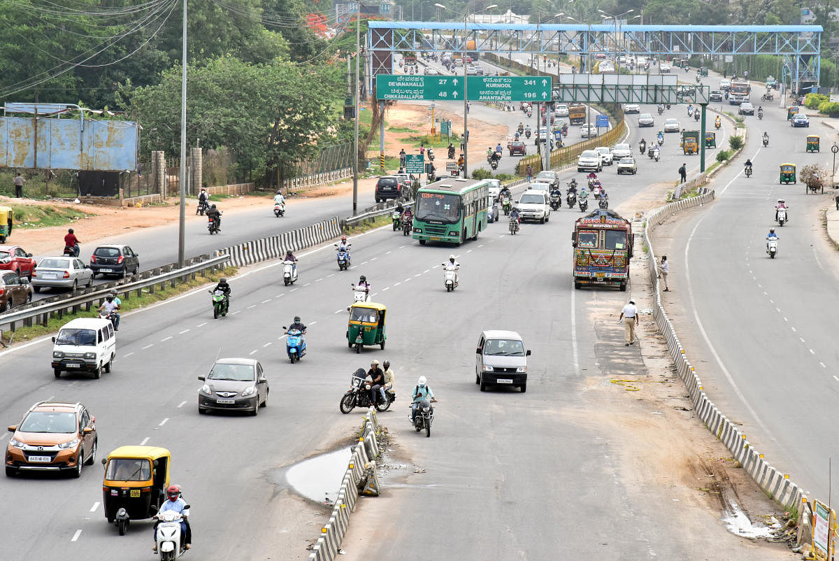 A bird's-eye view of road leading towards the Hebbal flyover on the day BMTC buses and autos hit the roads. DH Photos by B K Janardhan