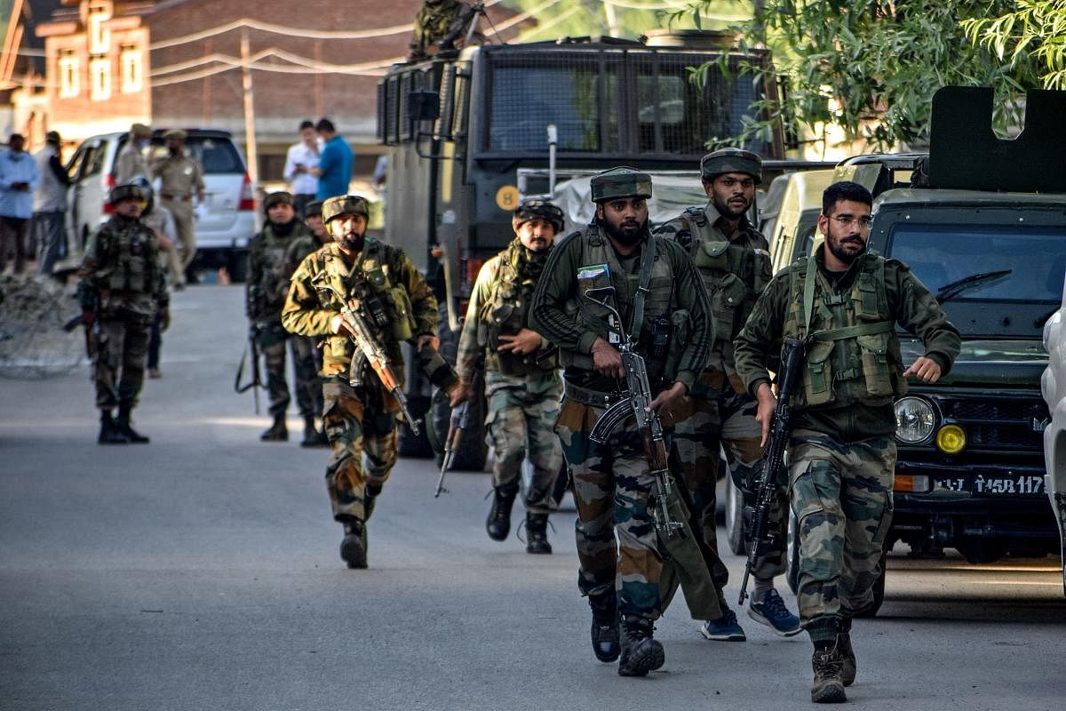 Security personnel arrive near the scene of a recent militant attack at Pandach Chowk area of central Kashmir's Ganderbal district on the outskirts of Srinagar. (AFP Photo)